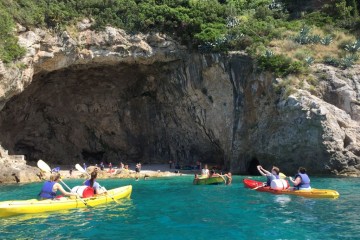Kayaking to the hidden beach. Photo: Namrata Bhawnani