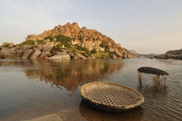 India_Coracle rafting_and_Tungabhadra_River_Dey.Sandip CC BY-SA 3.0 via Wikimedia Commons