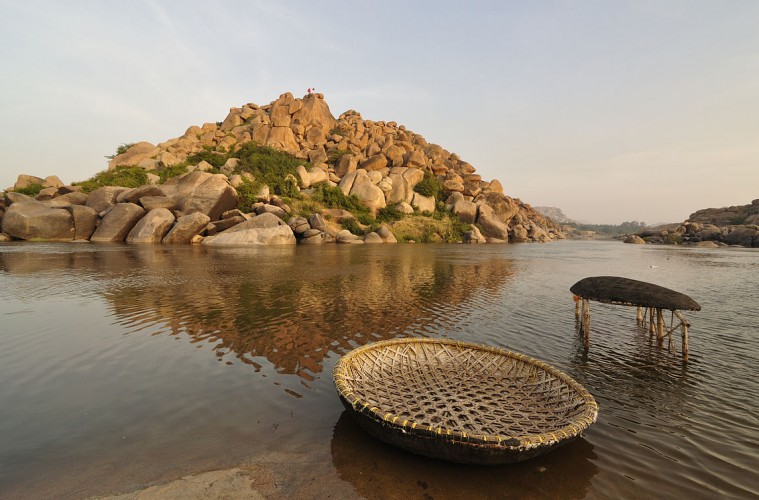 India_Coracle rafting_and_Tungabhadra_River_Dey.Sandip CC BY-SA 3.0 via Wikimedia Commons