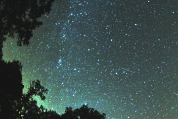 Perseid_meteor-Perseid meteor 2007 by Brocken Inaglory - Own work. Licensed under CC BY-SA 3.0 via Wikimedia Commons - 1024 x 850