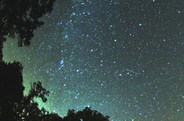 Perseid_meteor-Perseid meteor 2007 by Brocken Inaglory - Own work. Licensed under CC BY-SA 3.0 via Wikimedia Commons - 1024 x 850