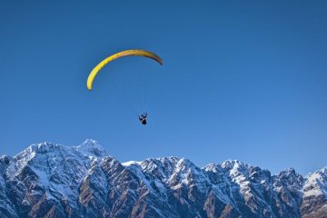 Paragliding snowcapped mountain queenstown new zealand best paragliding destinations