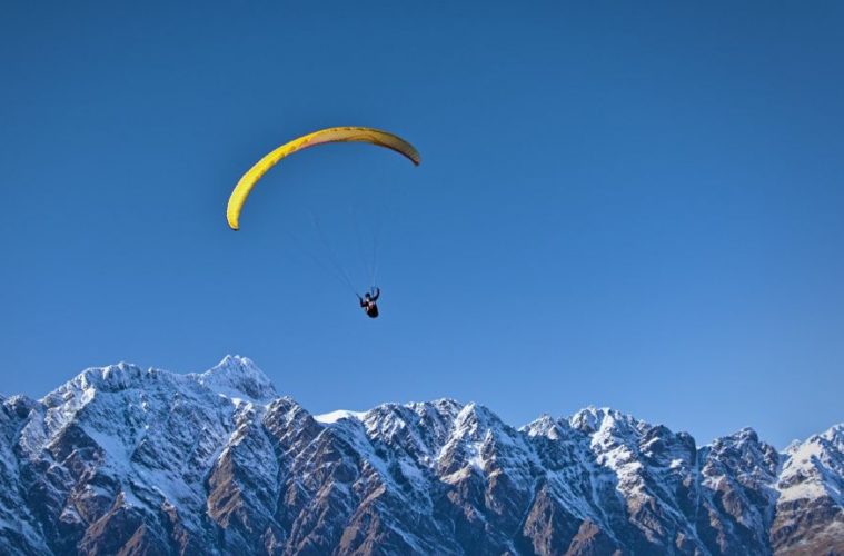 Paragliding snowcapped mountain queenstown new zealand best paragliding destinations